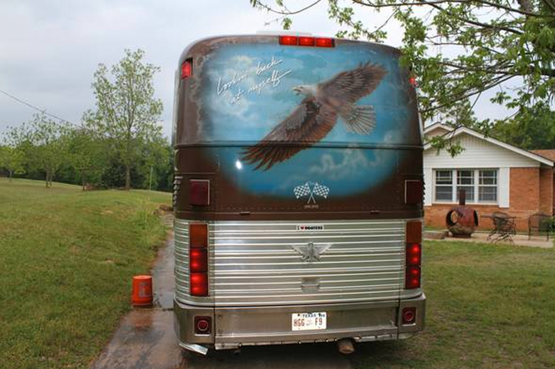 Illustration for article titled Willie Nelson's Tour Bus Might Have Just Won Craigslist
